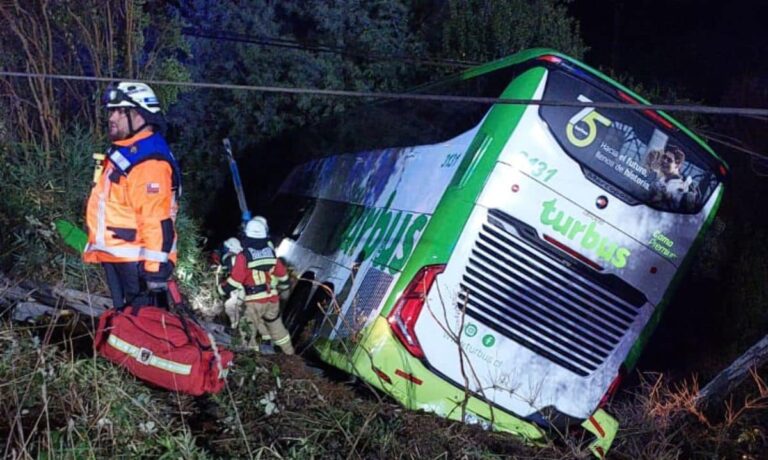 Un fallecido dejó accidente de bus y vehículo menor en Mariquina.